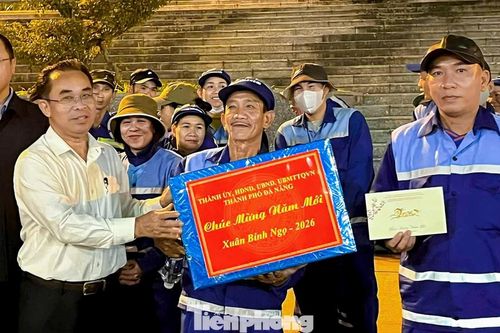 Lãnh đạo TP. Đà Nẵng thăm, động viên công nhân môi trường trước đêm giao thừa