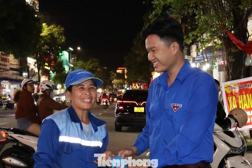 Món quà bất ngờ gửi tới công nhân môi trường đêm Giao thừa