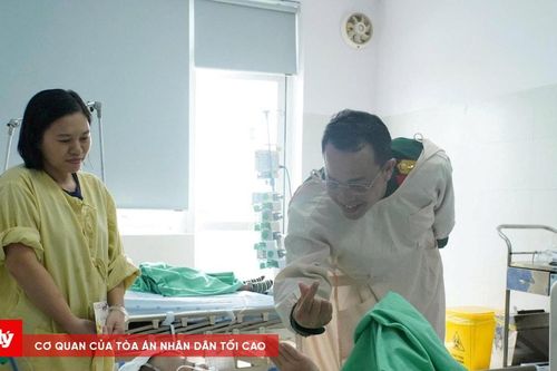 Bộ đội Đà Nẵng sẻ chia Tết cùng bệnh nhân