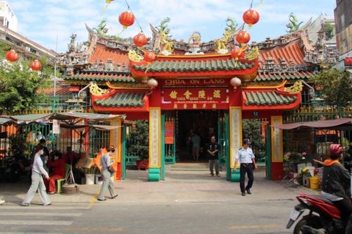 Người dân đến chùa cổ gần 300 tuổi ở TPHCM 'đánh kẻ tiểu nhân', cầu may mắn