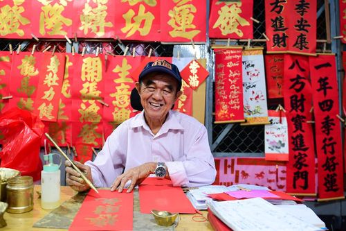 Giữ hồn Tết qua nét liễn đỏ ở Chợ Lớn