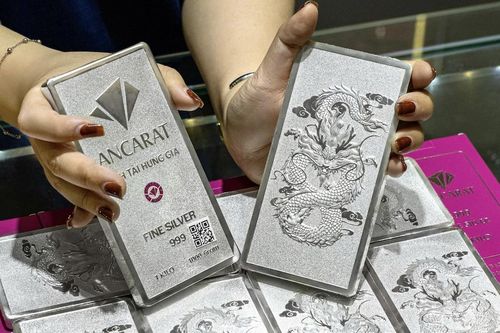 Giá bạc hôm nay 16/2/2026 bốc hơi gần 4% trong phiên Á, thủng mốc 75 USD/ounce
