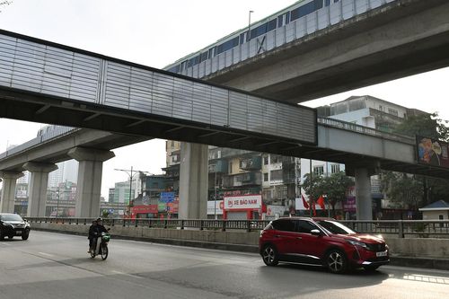Ô tô, xe máy chạy 'một mình một đường' khắp Hà Nội sáng 29 Tết