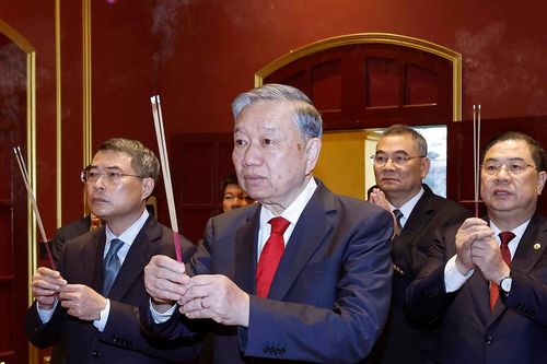 Tổng Bí thư dâng hương tại Hoàng Thành Thăng Long, di tích Nhà 67