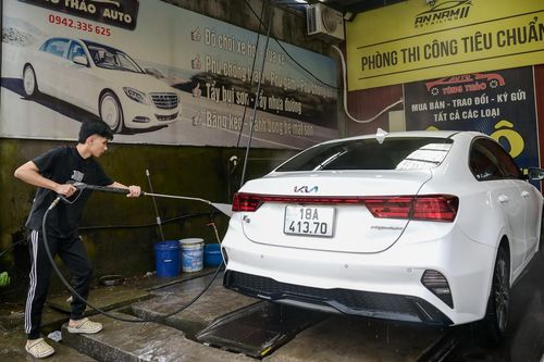 Rửa xe ngày 29 Tết ở Ninh Bình, khách chờ gần 10 tiếng mới tới lượt