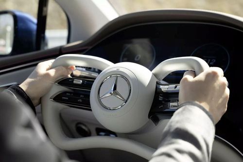 Sau tay nắm cửa dạng ẩn, đến lượt thiết kế vô lăng 'dị biệt' trên xe điện bị cấm