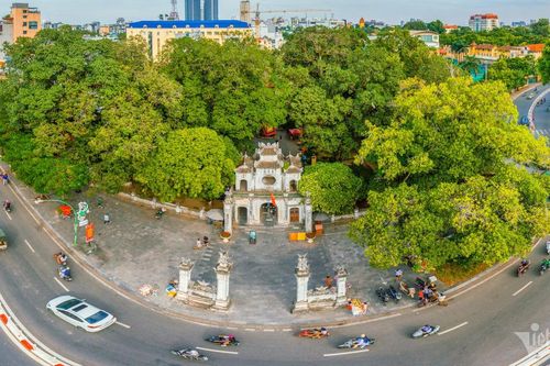Đền, chùa Hà Nội đông kín khách tới cầu may đêm giao thừa, mùng 1 Tết