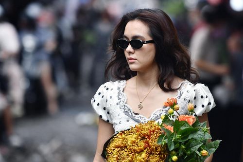 Chợ hoa ngày cuối năm: Người bán vẫn nói thách, khách mua đắn đo 'xuống tiền'