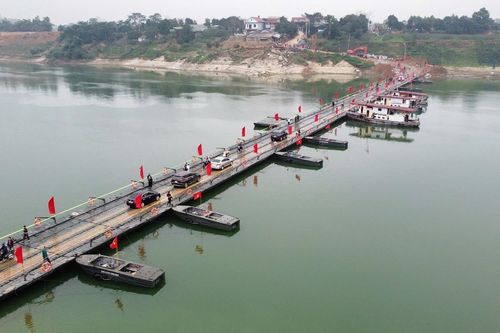 Thủ tướng khen các đơn vị 'thần tốc' hoàn thành cầu phao bắc qua sông Lô