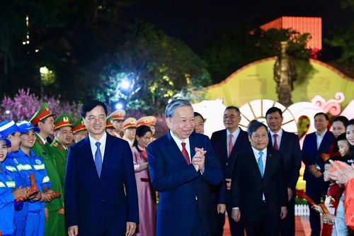 Tổng Bí thư dâng hương tại tượng đài Vua Lý Thái Tổ, chúc Tết người dân