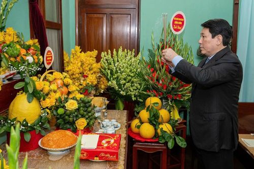 Trước giao thừa, Chủ tịch nước dâng hương tưởng niệm Bác Hồ