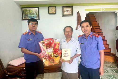 Các đơn vị VKSND trên địa bàn TP Đà Nẵng thăm hỏi, chúc Tết cán bộ hưu trí