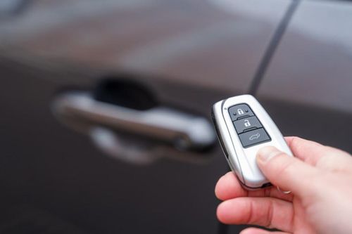 Những mẹo hay giúp khởi động xe ô tô khi chìa khóa thông minh hết pin