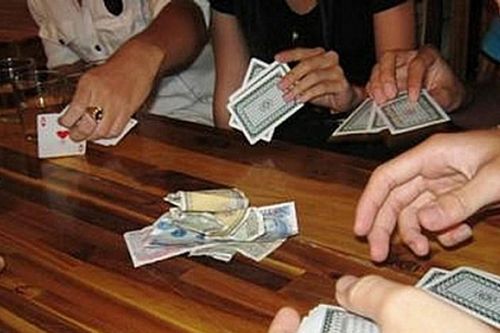 Chơi tiến lên ăn tiền ngày Tết có bị xử phạt không?