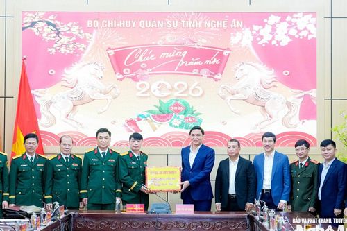 Phó Bí thư Thường trực Tỉnh ủy, Chủ tịch HĐND tỉnh Hoàng Nghĩa Hiếu động viên các đơn vị trực, làm việc xuyên Tết
