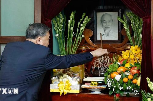 Tổng Bí thư dâng hương tưởng niệm Chủ tịch Hồ Chí Minh tại Nhà 67