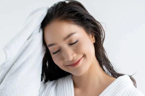 Làm đẹp tóc cấp tốc với dầu ôliu để đón Tết Bính Ngọ