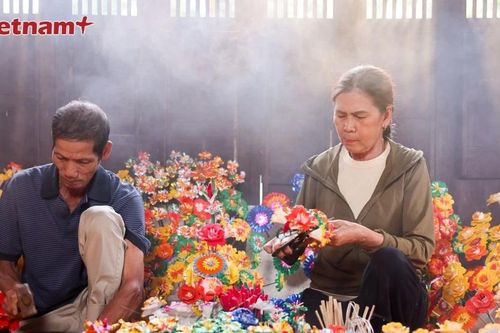 Giữ hồn Tết Việt từ những cành hoa giấy Thanh Tiên