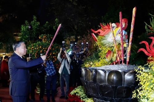 Tổng Bí thư Tô Lâm dâng hương tại tượng đài Vua Lý Thái Tổ