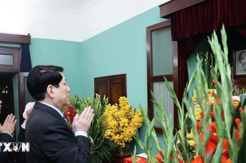 Chủ tịch nước dâng hương tưởng niệm Chủ tịch Hồ Chí Minh