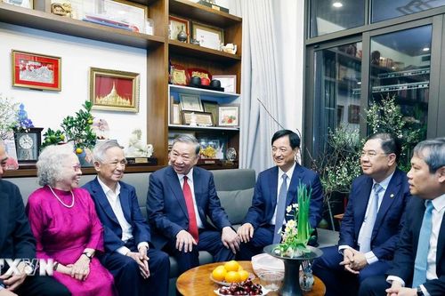 Tổng Bí thư thăm, chúc Tết gia đình Giáo sư Nguyễn Lân Dũng