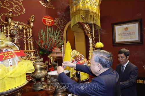 Tổng Bí thư dâng hương tại Khu Di tích Hoàng Thành Thăng Long