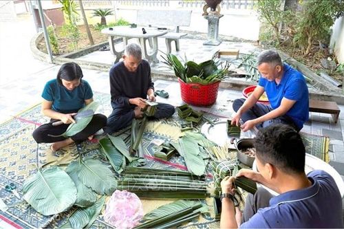 Gói bánh chưng khuôn lá dừa - nét đẹp văn hóa truyền thống của cư dân làng biển Diễn Châu