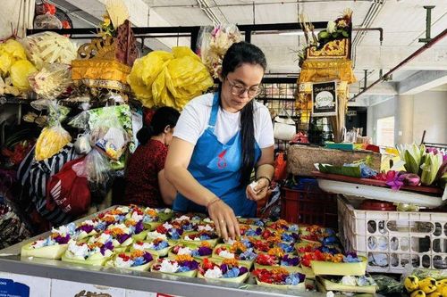 Theo chân người Việt ở Bali đi chợ Badung sắm Tết