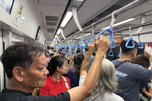Người dân TP Hồ Chí Minh thích thú đi metro miễn phí du Xuân tối 29 Tết