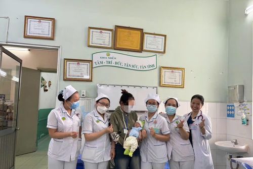 Bé sơ sinh tưởng bị bỏ rơi bất ngờ được bố mẹ đến bệnh viện đón về trong ngày cận Tết