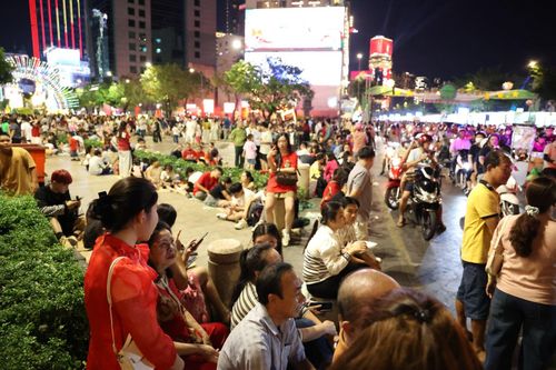 TP Hồ Chí Minh: 'Biển người' đổ về trung tâm thành phố vui chơi, chờ đón giao thừa