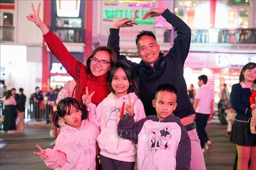 Không khí ấm áp tại hồ Hoàn Kiếm trong đêm Giao thừa