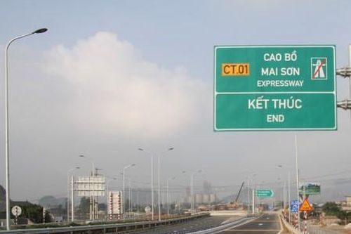 Cháu bé đi bộ lạc vào cao tốc đã được đón về nhà