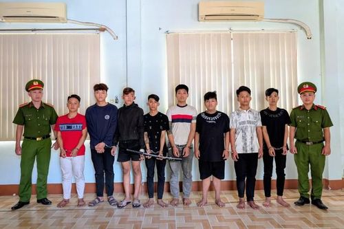 TP.HCM bắt 8 thanh thiếu niên chém người, cướp tài sản