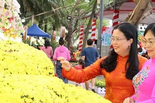Đường hoa xuân Bính Ngọ bên bờ sông Đồng Nai