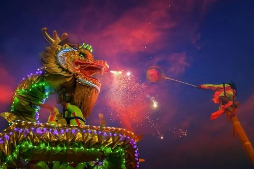 Những phong tục Tết 'độc lạ' ở Trung Quốc: Pháo hoa bắn thẳng vào đám đông, ném cam cầu may