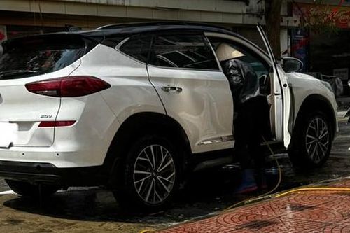 Rửa ô tô chiều 29 Tết, giá lên đến 500 nghìn đồng