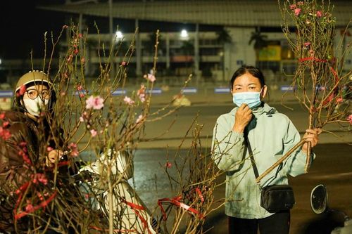 Hà Nội tối 29 Tết: Tiểu thương chấp nhận lỗ nặng, xả hàng về đón Giao thừa