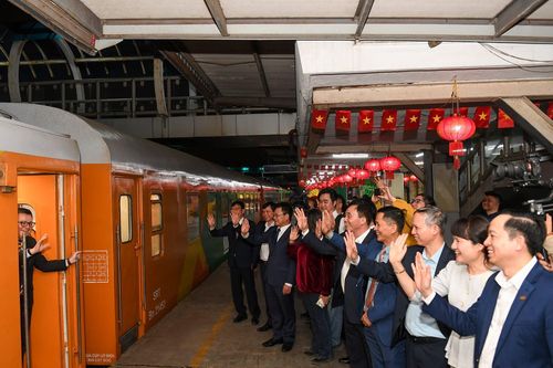 Chuyến tàu Hạnh Phúc rời ga Hà Nội trên hành trình giữa 2 năm