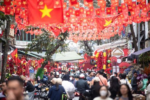 Hơn 30 nghìn lượt người mua sắm tại chợ hoa lâu đời nhất Hà Nội