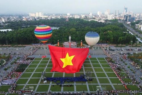 Bay theo đường dân tộc đang bay