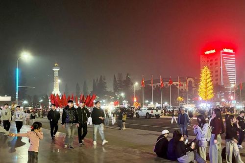 Hưng Yên: Người dân hân hoan chào đón màn pháo hoa lúc giao thừa