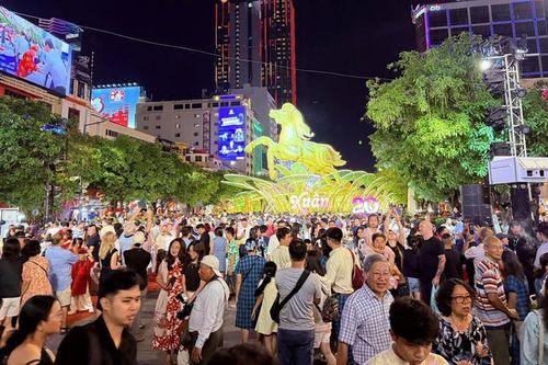 TP. Hồ Chí Minh: 'Biển' người đổ về trung tâm đón khoảnh khắc giao thừa