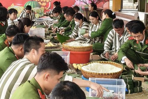 Xuân ấm sau cánh cửa Trại tạm giam