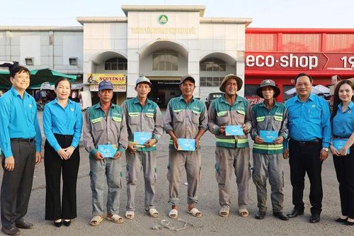 Liên đoàn Lao động tỉnh An Giang thăm, tặng quà đoàn viên, người lao động trực đêm giao thừa
