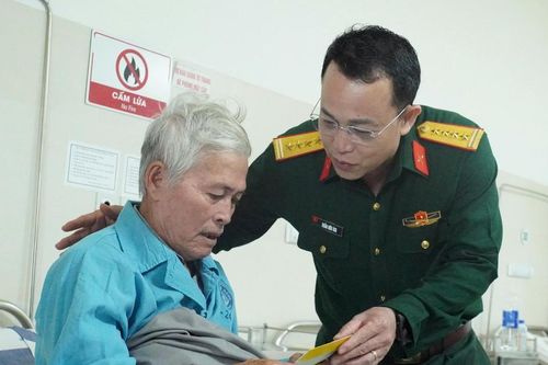 Tặng gần 200 suất quà Tết cho bệnh nhân nặng đang điều trị nội trú