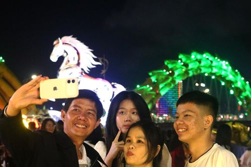 Người dân, du khách đến Đà Nẵng ước vọng trước thời khắc giao thừa