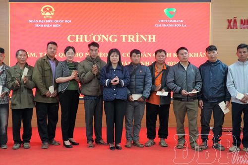 Mang Tết ấm đến với đồng bào vùng cao