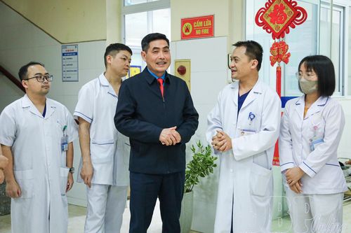 Lãnh đạo LĐLĐ tỉnh thăm, tặng quà đoàn viên, người lao động làm việc xuyên Tết
