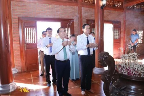 Ngày cuối năm, nhiều cơ quan, đơn vị tại Đồng Nai đến dâng hương tưởng nhớ Bác Hồ